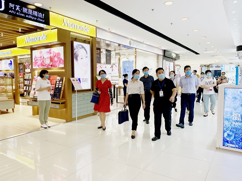 興寧區(qū)副區(qū)長陸穎在南寧百貨朝陽店賣場進(jìn)行創(chuàng)城實(shí)地檢查_副本.jpg