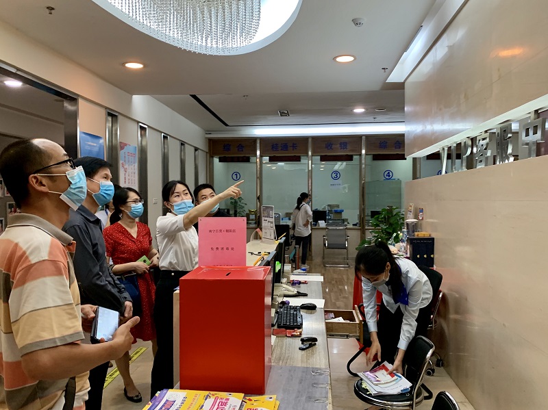 興寧區(qū)副區(qū)長陸穎在南寧百貨朝陽店服務(wù)總臺(tái)進(jìn)行創(chuàng)城實(shí)地檢查.jpg